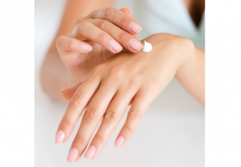 Kosmetyki naturalne wciąż na topie! Za co kobiety pokochały naturalną pielęgnację?