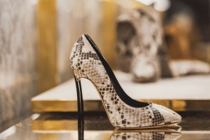 Czółenka - 4 trendy na jesień: wężowe czy z futerkiem, z paskiem, a może  na słupku?