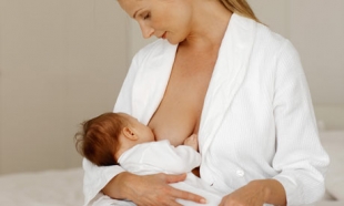 Dlaczego warto zdecydować się na karmienie piersią? Poznaj cudowny skład kobiecego mleka!